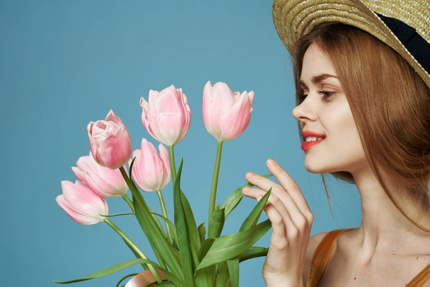 Bella donna elegante cappello stile close-up bouquet di fiori - Foto, immagini