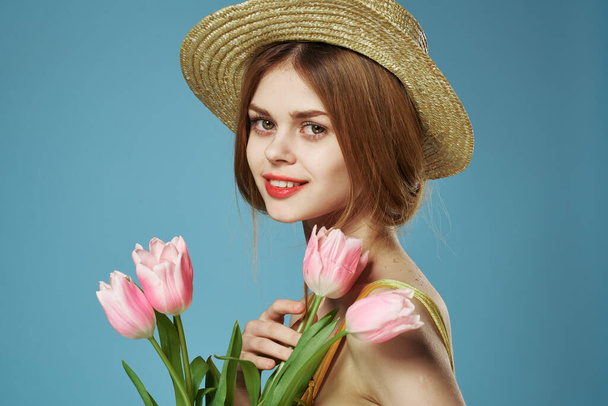hezká žena kytice květiny dovolená elegantní styl studio luxus - Fotografie, Obrázek