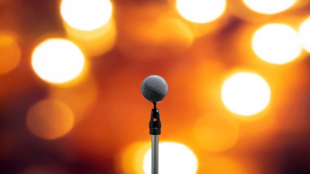 Sfondi per parlare in pubblico, primo piano il microfono sullo stand per le prestazioni del palco di presentazione vocale altoparlante con tecnologia sfocatura bokeh sfondo leggero. - Foto, immagini