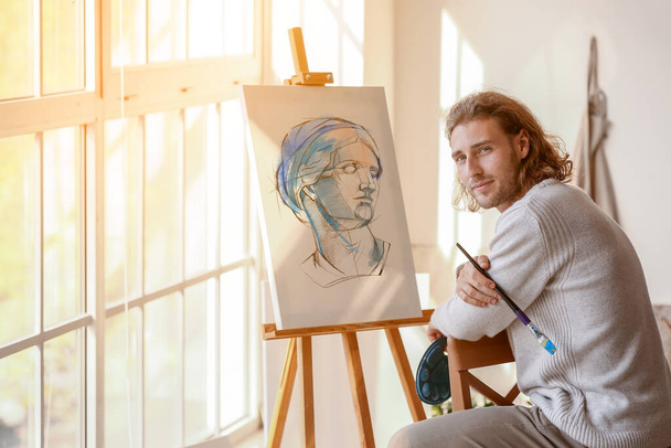 Jeune artiste masculin peignant en atelier - Photo, image