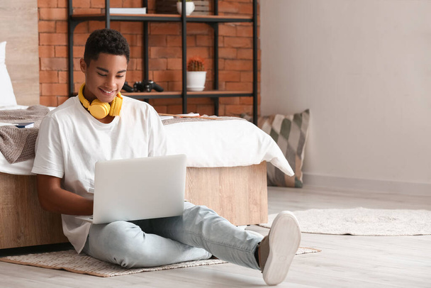 Afrikalı-Amerikalı öğrenci evde online çalışıyor. - Fotoğraf, Görsel