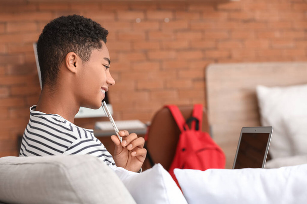 Studente afro-americano che studia online a casa - Foto, immagini