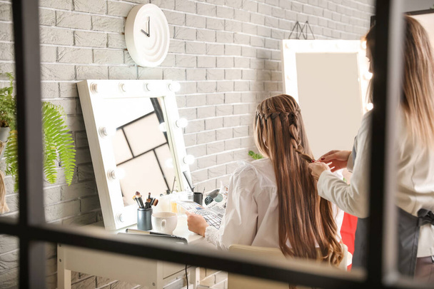 Friseur arbeitet mit Klient im Schönheitssalon - Foto, Bild