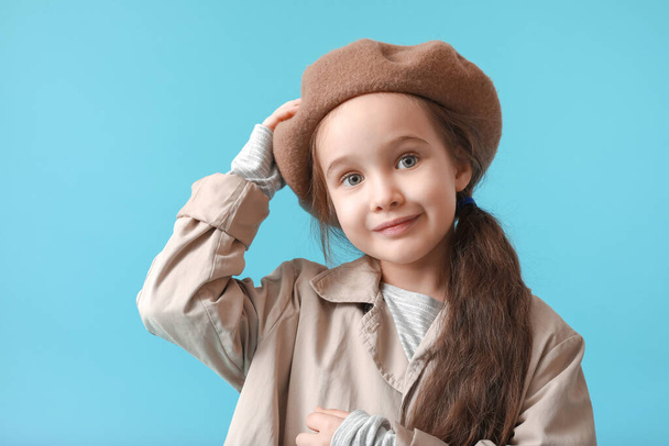Κομψό κοριτσάκι με φθινοπωρινά ρούχα στο φόντο χρώμα - Φωτογραφία, εικόνα