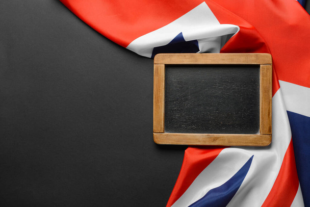 Bandiera nazionale del Regno Unito e lavagna su sfondo scuro - Foto, immagini