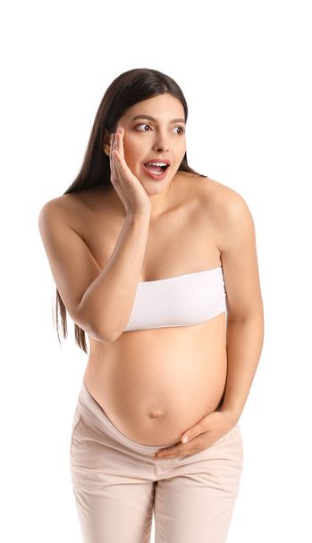 Femme enceinte émotionnelle sur fond blanc - Photo, image