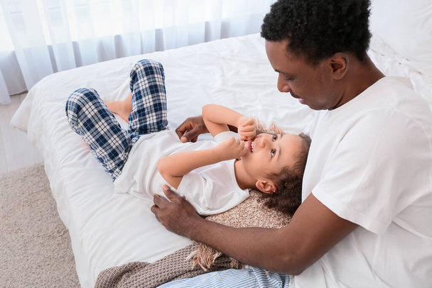 Feliz padre afroamericano y su pequeña hija jugando en casa - Foto, imagen