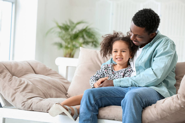 Retrato del feliz padre afroamericano y su hijita en casa - Foto, Imagen