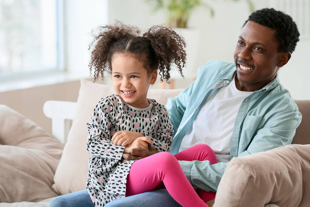 Portret szczęśliwego Afroamerykanina ojca i jego córeczki w domu - Zdjęcie, obraz