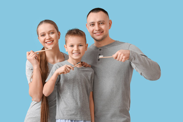 Brossage des dents en famille sur fond de couleur - Photo, image