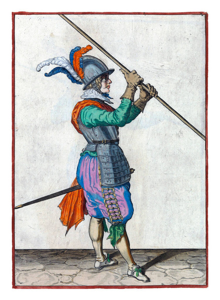 ein Soldat von voller Länge, rechts, der einen Speer (Lanze) über seiner rechten Schulter trägt, dessen Spitze schräg zum Boden zeigt. seine Hände eng um den Spieß - Foto, Bild