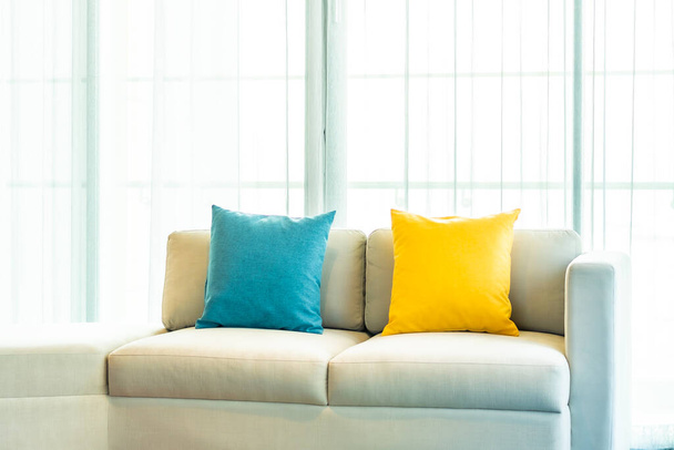 Farbkissen auf Sofa-Dekoration im Wohnzimmer - Foto, Bild
