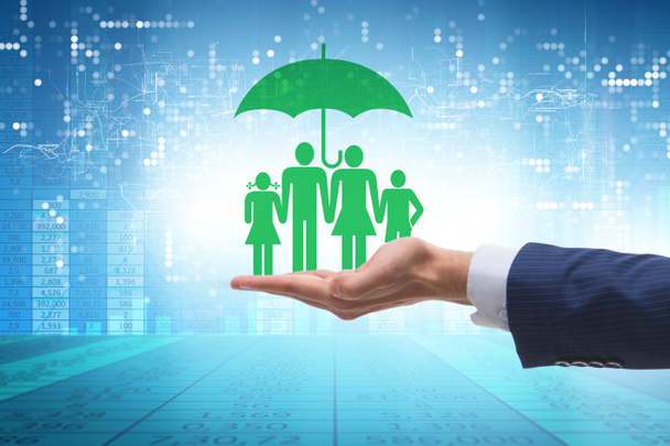 Concepto de seguro de vida con familia bajo paraguas - Foto, Imagen