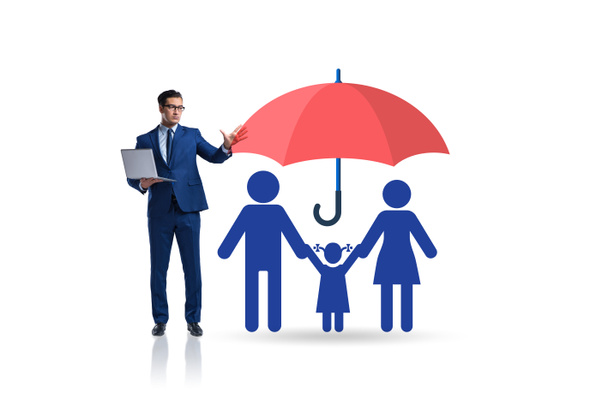 Életbiztosítási koncepció esernyő alatt élő családdal - Fotó, kép