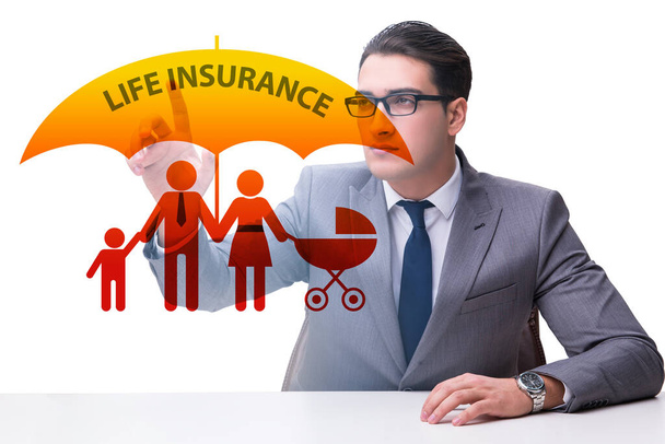 ビジネスマンのボタンを押すと生命保険の概念 - 写真・画像