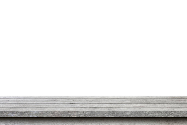 白い背景を隔離し、製品のコピースペースとモンタージュを表示する上で空の木製テーブル. - 写真・画像