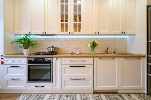 kodikas moderni hyvin suunniteltu keittiö sisustus - Valokuva, kuva