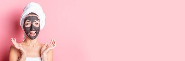 косметическая маска, спа-процедуры. Счастливая женщина в маске на розовом фоне. Баннер - Фото, изображение