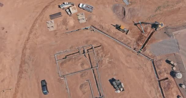 Processus de préparation dans les tuyaux de pose dans la fondation pour les nouveaux chantiers de construction résidentielle - Séquence, vidéo