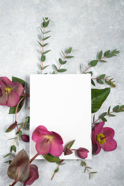 灰色の背景に花のレイアウトと空白のカード。母の日の概念。トップ表示とコピースペース - 写真・画像