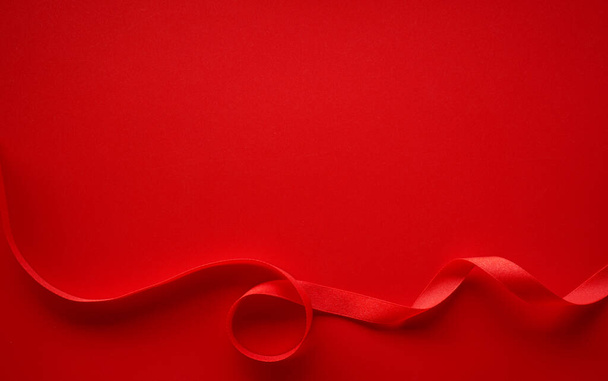 κόκκινο φόντο χαρτί με κόκκινες κορδέλες και χώρο για κείμενο - Φωτογραφία, εικόνα