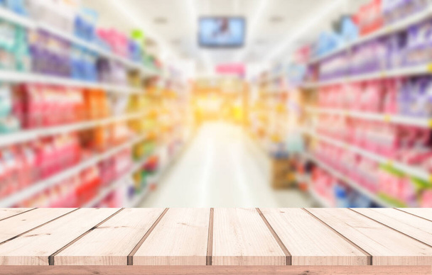 Süpermarketin bulanık arka planına sahip ahşap tahtalar - Fotoğraf, Görsel