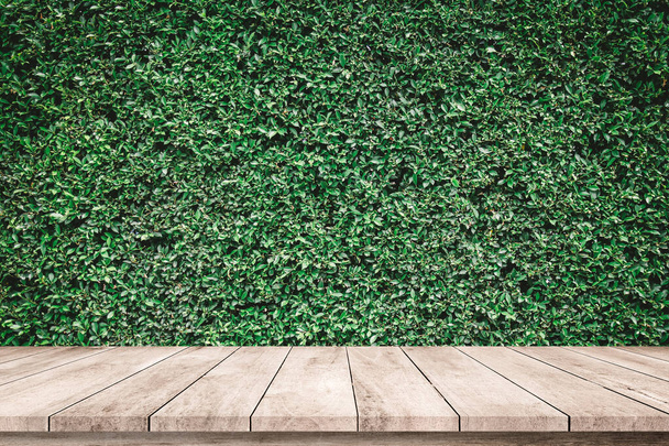 деревянная доска с абстрактным естественным зеленым фоном плюща для отображения продукта - Фото, изображение