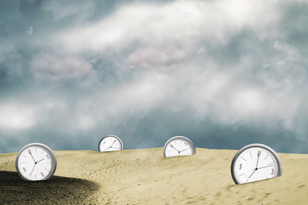 Horloge dans les dunes de sable. Montrer des heures différentes. Ciel nuageux. Concept du temps. Les affaires. Style de vie. Contexte de l'abstraction. - Photo, image