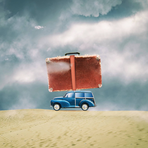 Машина с чемоданом в пустыне. Абстрактная концепция путешествия. Путешествия. - Фото, изображение