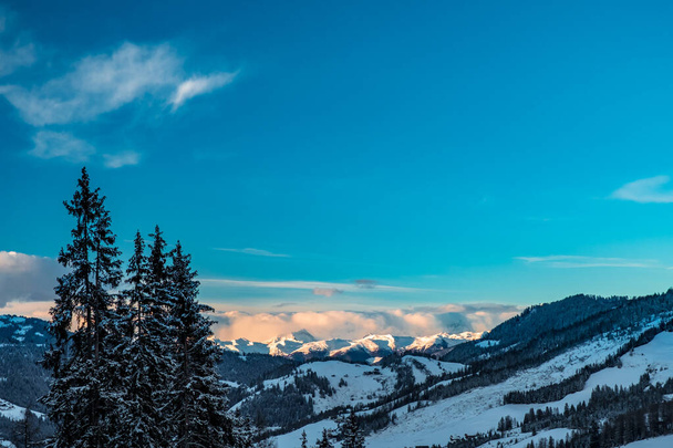Słońce zachodzi na alpejskiej dolinie we Włoszech podczas śnieżnej zimy - Zdjęcie, obraz