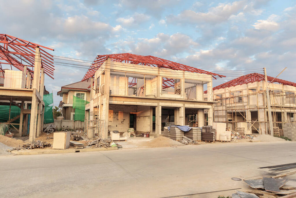 costruzione residenziale nuova casa in corso in cantiere - Foto, immagini