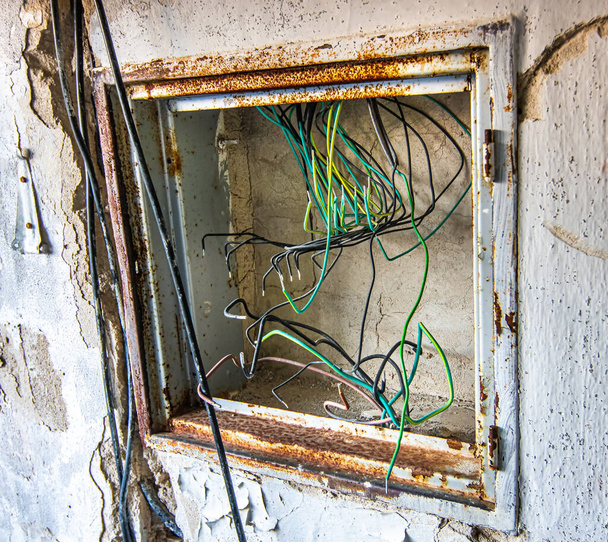 Luogo danneggiato dell'installazione elettronica originale in alluminio dell'hotel socialista distrutto nell'ex Cecoslovacchia - Foto, immagini