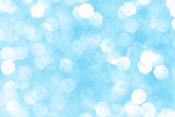 Glänzend verschwommener blauer Hintergrund mit Bokeh für eine festliche Stimmung. Grußkarten-Vorlage zum Spaß. Verschwommenes Bokeh - Foto, Bild