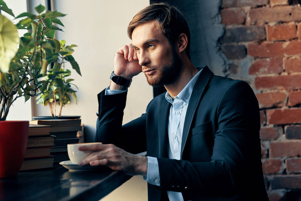 uomo d'affari in giacca e cravatta seduto in caffè colazione stile di vita Professionale - Foto, immagini