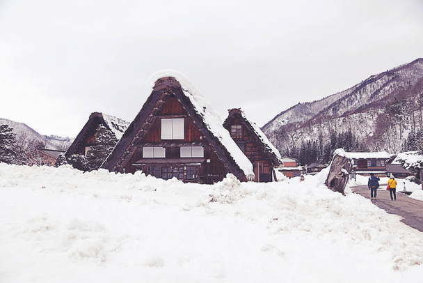 Традиційний будинок в стилі Гашо в селі Ширакава-го взимку, Гіфу, Японія. Село Ширакава-го є одним з об'єктів всесвітньої спадщини ЮНЕСКО.. - Фото, зображення