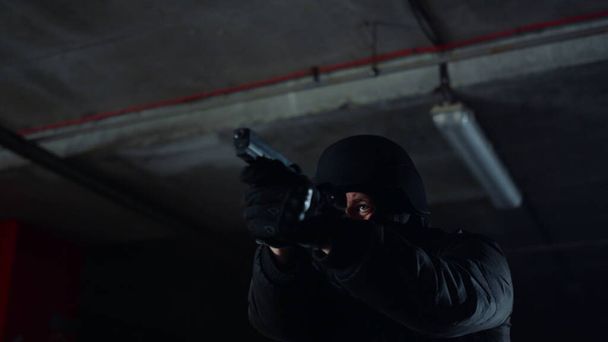 Participante da operação especial apontando arma de fogo. Soldado SWAT atirando de arma - Foto, Imagem