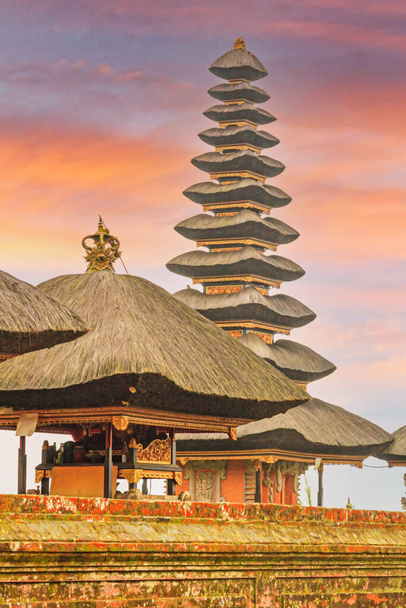 インドネシアのバナウ・バラタン湖のプーラ・ウルン・ダン・ブラタン寺院複合体の写真昼間のバリ島 - 写真・画像