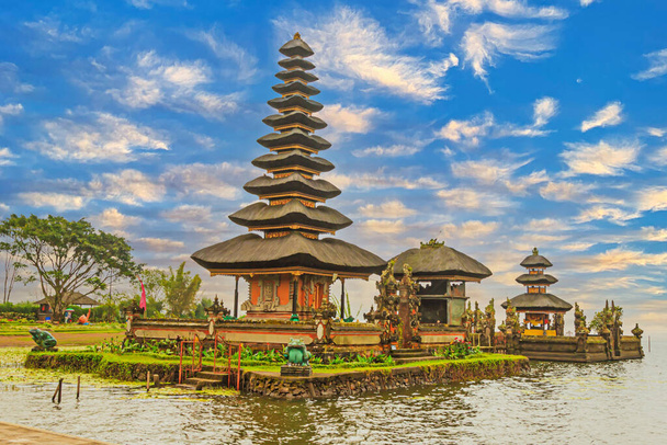 Bild des Pura Ulun Danu Bratan Tempelkomplexes am Banau Beratan See auf der indonesischen Insel Bali bei Tag - Foto, Bild