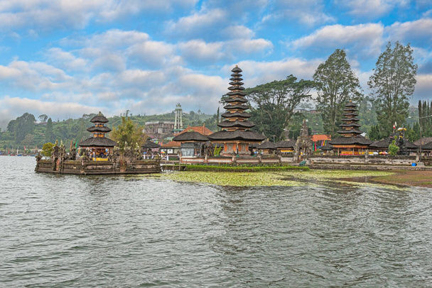 Φωτογραφία του ναού Pura Ulun Danu Bratan συγκρότημα στο Banau Beratan λίμνη στην Ινδονησία νησί Μπαλί κατά τη διάρκεια της ημέρας - Φωτογραφία, εικόνα