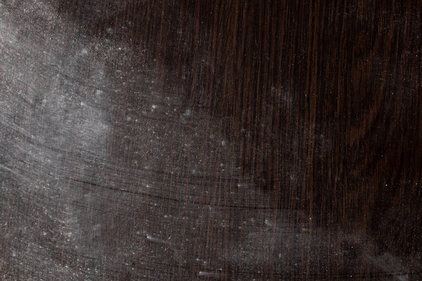 διάσπαρτη κιμωλία σε μαύρο ξύλινο τραπέζι ως φόντο - Φωτογραφία, εικόνα