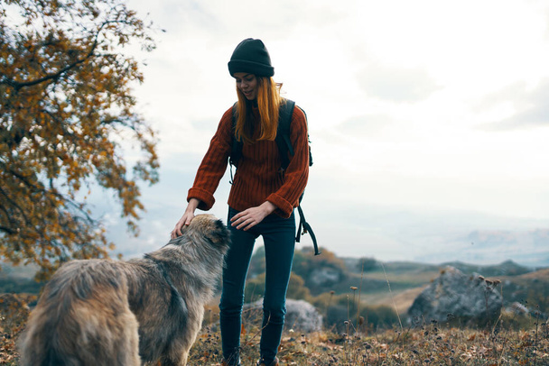 nő turista játszik kutya természet táj barátság - Fotó, kép