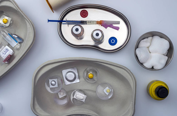 Vielfältige Medikamente in Brillenmonodose im Krankenhaus, konzeptionelles Image - Foto, Bild
