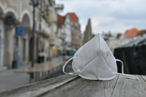 Κρίση της Κορόνας - κλείδωμα - FFP2 μάσκα βρίσκεται σε ένα τραπέζι σε ένα δρόμο στο Steyr, Αυστρία, Ευρώπη - Φωτογραφία, εικόνα