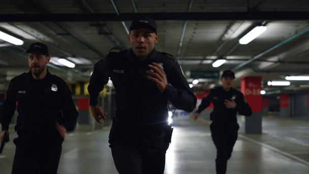 Rendőrtisztek futnak a bűnöző után. Rendőrnő és rendőrök üldözik a rablót. - Fotó, kép
