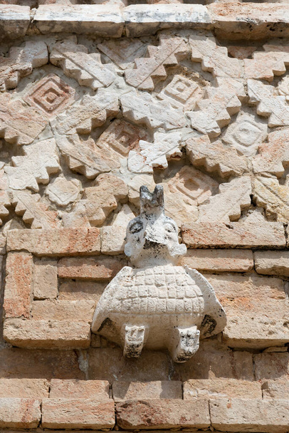 Közelkép a bagoly megkönnyebbüléséről a maja apáca négyszögletű romjainál, Uxmal, Yucatan, Mexikó - Fotó, kép