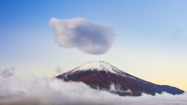 4K Pilven aikapse rullaa Mountain Fujin yllä, Yamanaka Lake, Japani - Materiaali, video