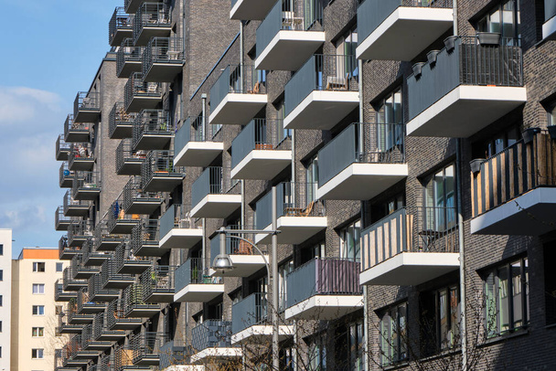 Modern grijs appartementencomplex gemaakt van bakstenen gezien in Berlijn, Duitsland - Foto, afbeelding