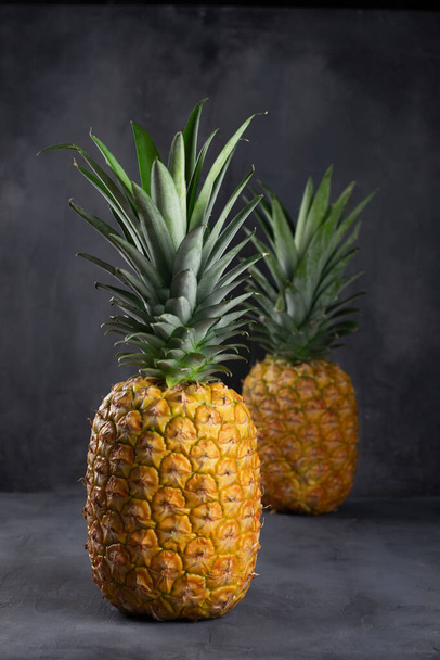 Siyah taş bir masada ananas. Tropik meyveler. Taze meyve.. - Fotoğraf, Görsel