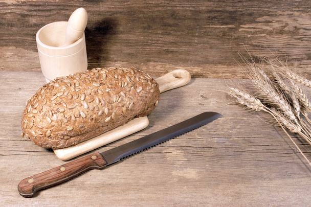 graan brood brood met granen en slicer mes in rustieke nog-l - Foto, afbeelding