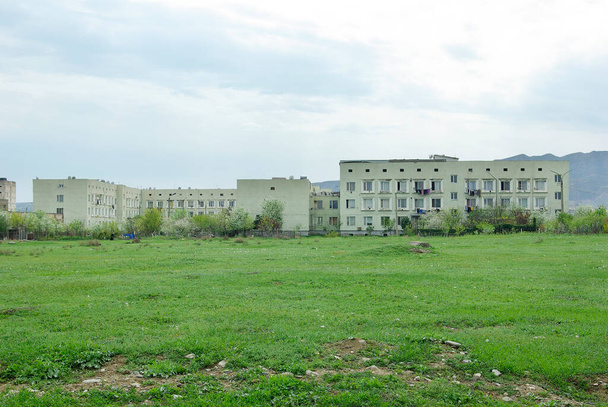 Koulurakennus köyhällä alueella Rustavissa. - Valokuva, kuva